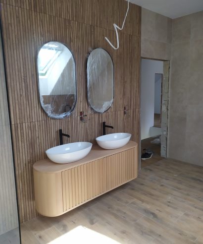 Hängend Waschtisch Waschtisch aus Holz, Waschtischschrank aus Eiche, Massivholzmöbel vom Schreiner, glamour, Boho, modern, Art Deco, echtes Holz, skandinavisch Design, Holz, massiv Holz, Eichenholz, Massmöbel, luxus möbel, moderne möbel, designermöbel, design möbel online shop, edle möbel, Exklusive Möbel, Echtholz, Echtholzmöbel, Waschtischunterschrank aus Eiche, Geriffelte Tür, Schrank mit abgerundeten Seiten, gebogene Seitenm, Badezimmerschrank mit geschwungenen Seiten, geriffelter Badezimmerschrank