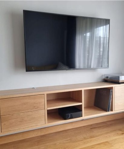 Hängend Lowboard aus Eiche, Hängend Sideboard aus Eiche, Massivholzmöbel vom Schreiner, Lowboard aus Eichenholz, TV-Schrank, Sideboard, Lowboard, holz Möbel, Möbel vollholz, Möbel holz massiv, Möbel Massivholz, Holzmöbel, Möbel aus Holz, Möbel echtholz, Möbel aus Holz, luxus Möbel, moderne Möbel, designermöbel, design möbel online shop, edle Möbel, Exklusive Möbel, Massmöbel, Industrial, Loft, Holz, massiv Holz, Eichenholz, Holzplatte, Exklusive Möbel, Massivholz, Echtholz, Echtholzmöbel, Mid-Century Möbel, Mid-Century Eiche, luxus möbel, moderne möbel, designermöbel, design möbel online shop, edle möbel, exklusive Medien-Möbel, Exklusive Möbel, Skandinavisch, Massmöbel, echtes Holz, Echtholz, Echtholzmöbel, Lowboard aus Eiche, Massivholzmöbel vom Schreiner, Maßmöbel vom Schreiner, TV-Schrank vom Schreiner, Lowboard vom Schreiner, boho, mid century, skandinavisch, Designer-Nachttisch, Mid-Century, Mid-Century Modern Lowboard, Mid-Century Modern TV-Schrank, Mid-Century Modern, Mid-Century Modern Kommode, Massivholzmöbel nach Maß vom Schreiner