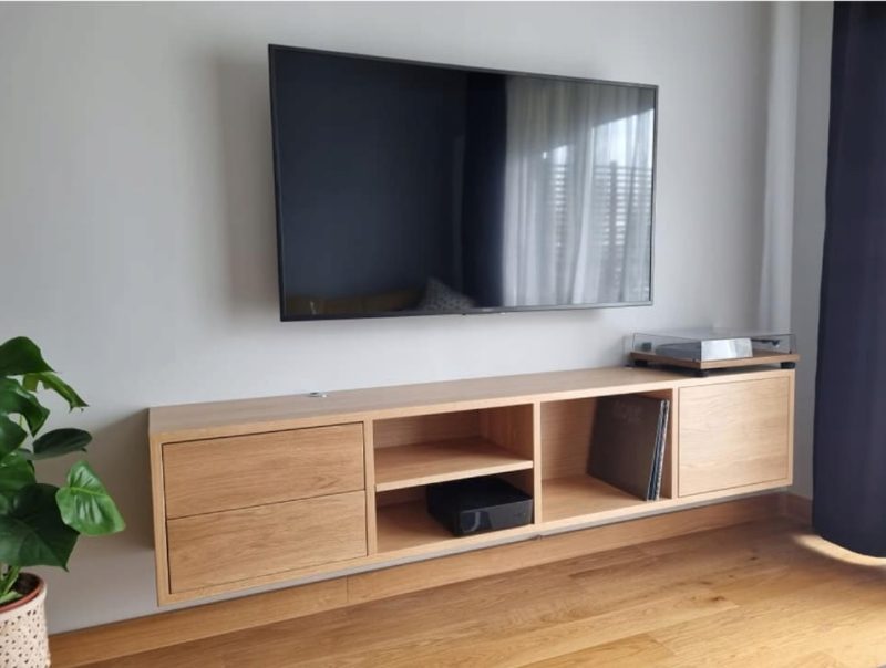 Hängend Lowboard aus Eiche, Hängend Sideboard aus Eiche, Massivholzmöbel vom Schreiner, Lowboard aus Eichenholz, TV-Schrank, Sideboard, Lowboard, holz Möbel, Möbel vollholz, Möbel holz massiv, Möbel Massivholz, Holzmöbel, Möbel aus Holz, Möbel echtholz, Möbel aus Holz, luxus Möbel, moderne Möbel, designermöbel, design möbel online shop, edle Möbel, Exklusive Möbel, Massmöbel, Industrial, Loft, Holz, massiv Holz, Eichenholz, Holzplatte, Exklusive Möbel, Massivholz, Echtholz, Echtholzmöbel, Mid-Century Möbel, Mid-Century Eiche, luxus möbel, moderne möbel, designermöbel, design möbel online shop, edle möbel, exklusive Medien-Möbel, Exklusive Möbel, Skandinavisch, Massmöbel, echtes Holz, Echtholz, Echtholzmöbel, Lowboard aus Eiche, Massivholzmöbel vom Schreiner, Maßmöbel vom Schreiner, TV-Schrank vom Schreiner, Lowboard vom Schreiner, boho, mid century, skandinavisch, Designer-Nachttisch, Mid-Century, Mid-Century Modern Lowboard, Mid-Century Modern TV-Schrank, Mid-Century Modern, Mid-Century Modern Kommode, Massivholzmöbel nach Maß vom Schreiner
