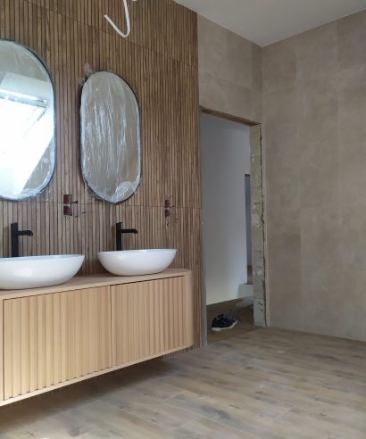 Hängend Waschtisch Waschtisch aus Holz, Waschtischschrank aus Eiche, Massivholzmöbel vom Schreiner, glamour, Boho, modern, Art Deco, echtes Holz, skandinavisch Design, Holz, massiv Holz, Eichenholz, Massmöbel, luxus möbel, moderne möbel, designermöbel, design möbel online shop, edle möbel, Exklusive Möbel, Echtholz, Echtholzmöbel, Waschtischunterschrank aus Eiche, Geriffelte Tür, Schrank mit abgerundeten Seiten, gebogene Seitenm, Badezimmerschrank mit geschwungenen Seiten, geriffelter Badezimmerschrank