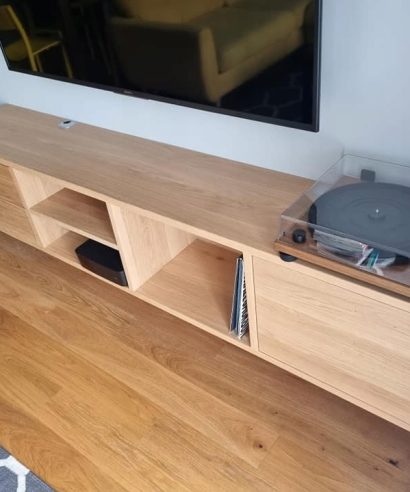 Hängend Lowboard aus Eiche, Hängend Sideboard aus Eiche, Massivholzmöbel vom Schreiner, Lowboard aus Eichenholz, TV-Schrank, Sideboard, Lowboard, holz Möbel, Möbel vollholz, Möbel holz massiv, Möbel Massivholz, Holzmöbel, Möbel aus Holz, Möbel echtholz, Möbel aus Holz, luxus Möbel, moderne Möbel, designermöbel, design möbel online shop, edle Möbel, Exklusive Möbel, Massmöbel, Industrial, Loft, Holz, massiv Holz, Eichenholz, Holzplatte, Exklusive Möbel, Massivholz, Echtholz, Echtholzmöbel, Mid-Century Möbel, Mid-Century Eiche, luxus möbel, moderne möbel, designermöbel, design möbel online shop, edle möbel, exklusive Medien-Möbel, Exklusive Möbel, Skandinavisch, Massmöbel, echtes Holz, Echtholz, Echtholzmöbel, Lowboard aus Eiche, Massivholzmöbel vom Schreiner, Maßmöbel vom Schreiner, TV-Schrank vom Schreiner, Lowboard vom Schreiner, boho, mid century, skandinavisch, Designer-Nachttisch, Mid-Century, Mid-Century Modern Lowboard, Mid-Century Modern TV-Schrank, Mid-Century Modern, Mid-Century Modern Kommode, Massivholzmöbel nach Maß vom Schreiner