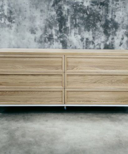 Waschtischschrank aus Eiche, Massivholzmöbel vom Schreiner, Kooperation Massivholzmöbel, glamour, Boho, modern, Art Deco, Esstisch, echtes Holz, Tisch, Holztisch, skandinavisch Design, skandinavisch Tisch, Holz, massiv Holz, Eichenholz, Holzplatte, Tischplatte, Schreibtisch, Massmöbel, luxus möbel, moderne möbel, designermöbel, design möbel online shop, edle möbel, exklusive Esstische, Exklusive Möbel, Echtholz, Echtholzmöbel, Esstisch aus Holz, Tisch aus Holz