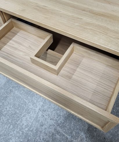 Waschtischschrank aus Eiche, Massivholzmöbel vom Schreiner, Kooperation Massivholzmöbel, glamour, Boho, modern, Art Deco, Esstisch, echtes Holz, Tisch, Holztisch, skandinavisch Design, skandinavisch Tisch, Holz, massiv Holz, Eichenholz, Holzplatte, Tischplatte, Schreibtisch, Massmöbel, luxus möbel, moderne möbel, designermöbel, design möbel online shop, edle möbel, exklusive Esstische, Exklusive Möbel, Echtholz, Echtholzmöbel, Esstisch aus Holz, Tisch aus Holz