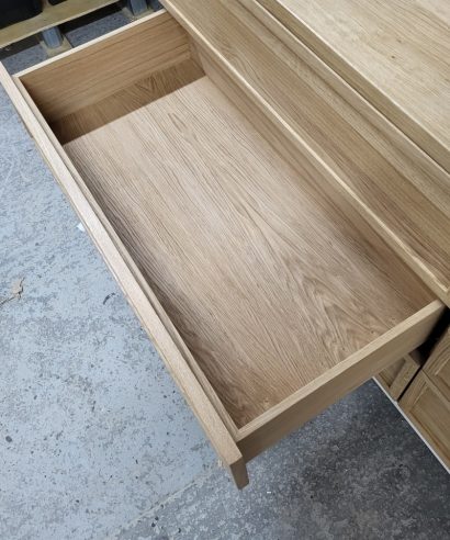 Waschtischschrank aus Eiche, Massivholzmöbel vom Schreiner, Kooperation Massivholzmöbel, glamour, Boho, modern, Art Deco, Esstisch, echtes Holz, Tisch, Holztisch, skandinavisch Design, skandinavisch Tisch, Holz, massiv Holz, Eichenholz, Holzplatte, Tischplatte, Schreibtisch, Massmöbel, luxus möbel, moderne möbel, designermöbel, design möbel online shop, edle möbel, exklusive Esstische, Exklusive Möbel, Echtholz, Echtholzmöbel, Esstisch aus Holz, Tisch aus Holz