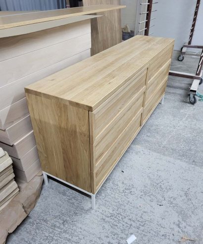 Waschtischschrank aus Eiche, Massivholzmöbel vom Schreiner, Kooperation Massivholzmöbel, glamour, Boho, modern, Art Deco, Esstisch, echtes Holz, Tisch, Holztisch, skandinavisch Design, skandinavisch Tisch, Holz, massiv Holz, Eichenholz, Holzplatte, Tischplatte, Schreibtisch, Massmöbel, luxus möbel, moderne möbel, designermöbel, design möbel online shop, edle möbel, exklusive Esstische, Exklusive Möbel, Echtholz, Echtholzmöbel, Esstisch aus Holz, Tisch aus Holz