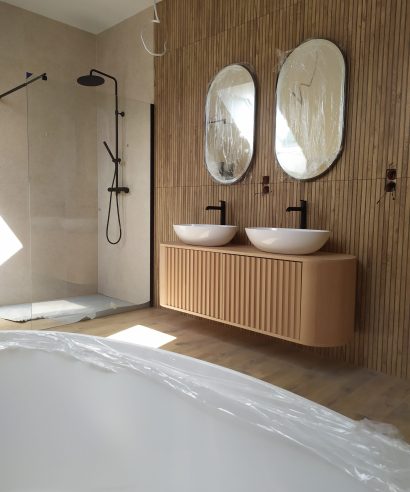 Hängend Waschtisch Waschtisch aus Holz, Waschtischschrank aus Eiche, Massivholzmöbel vom Schreiner, glamour, Boho, modern, Art Deco, echtes Holz, skandinavisch Design, Holz, massiv Holz, Eichenholz, Massmöbel, luxus möbel, moderne möbel, designermöbel, design möbel online shop, edle möbel, Exklusive Möbel, Echtholz, Echtholzmöbel, Waschtischunterschrank aus Eiche, Geriffelte Tür, Schrank mit abgerundeten Seiten, gebogene Seitenm, Badezimmerschrank mit geschwungenen Seiten, geriffelter Badezimmerschrank
