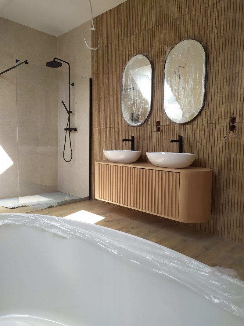Hängend Waschtisch Waschtisch aus Holz, Waschtischschrank aus Eiche, Massivholzmöbel vom Schreiner, glamour, Boho, modern, Art Deco, echtes Holz, skandinavisch Design, Holz, massiv Holz, Eichenholz, Massmöbel, luxus möbel, moderne möbel, designermöbel, design möbel online shop, edle möbel, Exklusive Möbel, Echtholz, Echtholzmöbel, Waschtischunterschrank aus Eiche, Geriffelte Tür, Schrank mit abgerundeten Seiten, gebogene Seitenm, Badezimmerschrank mit geschwungenen Seiten, geriffelter Badezimmerschrank