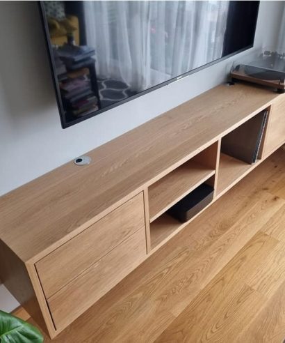 Hängend Lowboard aus Eiche, Hängend Sideboard aus Eiche, Massivholzmöbel vom Schreiner, Lowboard aus Eichenholz, TV-Schrank, Sideboard, Lowboard, holz Möbel, Möbel vollholz, Möbel holz massiv, Möbel Massivholz, Holzmöbel, Möbel aus Holz, Möbel echtholz, Möbel aus Holz, luxus Möbel, moderne Möbel, designermöbel, design möbel online shop, edle Möbel, Exklusive Möbel, Massmöbel, Industrial, Loft, Holz, massiv Holz, Eichenholz, Holzplatte, Exklusive Möbel, Massivholz, Echtholz, Echtholzmöbel, Mid-Century Möbel, Mid-Century Eiche, luxus möbel, moderne möbel, designermöbel, design möbel online shop, edle möbel, exklusive Medien-Möbel, Exklusive Möbel, Skandinavisch, Massmöbel, echtes Holz, Echtholz, Echtholzmöbel, Lowboard aus Eiche, Massivholzmöbel vom Schreiner, Maßmöbel vom Schreiner, TV-Schrank vom Schreiner, Lowboard vom Schreiner, boho, mid century, skandinavisch, Designer-Nachttisch, Mid-Century, Mid-Century Modern Lowboard, Mid-Century Modern TV-Schrank, Mid-Century Modern, Mid-Century Modern Kommode, Massivholzmöbel nach Maß vom Schreiner