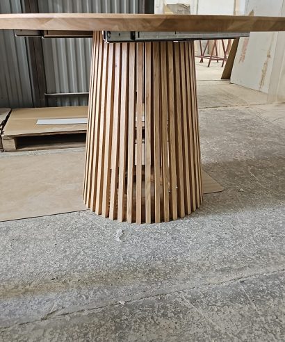 Ausziehtisch aus Eichenholz, Minimalistisch Tisch aus Holz, Minimalistisch Tisch aus Eiche, Esstisch, echtes Holz, Tisch, Holztisch, Lofttisch, Holz, massiv Holz, Eichenholz, Holzplatte, Tischplatte, Schreibtisch, Massmöbel, luxus möbel, moderne möbel, designermöbel, design möbel online shop, edle möbel, exklusive Esstische, Exklusive Möbel, Echtholz, Echtholzmöbel, Holztisch aus Eiche, Esstisch aus Eiche, skandinavisch, minimalistisch, Eichentisch mit Lamellen, Ausziehtisch mit Lamellen, Esstisch mit Lamellen