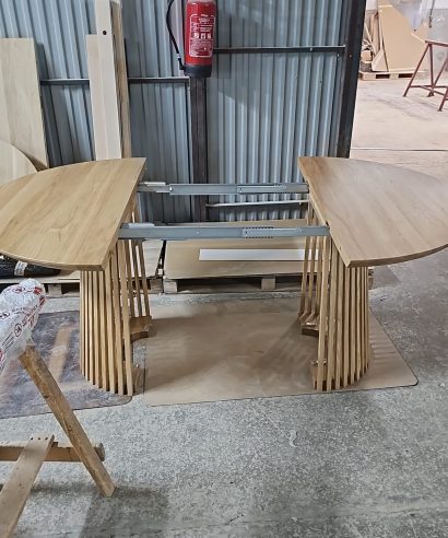 Ausziehtisch aus Eichenholz, Minimalistisch Tisch aus Holz, Minimalistisch Tisch aus Eiche, Esstisch, echtes Holz, Tisch, Holztisch, Lofttisch, Holz, massiv Holz, Eichenholz, Holzplatte, Tischplatte, Schreibtisch, Massmöbel, luxus möbel, moderne möbel, designermöbel, design möbel online shop, edle möbel, exklusive Esstische, Exklusive Möbel, Echtholz, Echtholzmöbel, Holztisch aus Eiche, Esstisch aus Eiche, skandinavisch, minimalistisch, Eichentisch mit Lamellen, Ausziehtisch mit Lamellen, Esstisch mit Lamellen