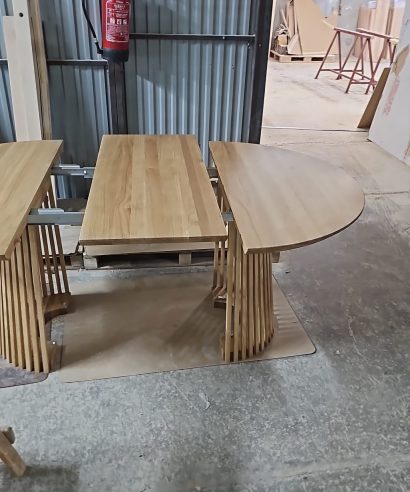 Ausziehtisch aus Eichenholz, Minimalistisch Tisch aus Holz, Minimalistisch Tisch aus Eiche, Esstisch, echtes Holz, Tisch, Holztisch, Lofttisch, Holz, massiv Holz, Eichenholz, Holzplatte, Tischplatte, Schreibtisch, Massmöbel, luxus möbel, moderne möbel, designermöbel, design möbel online shop, edle möbel, exklusive Esstische, Exklusive Möbel, Echtholz, Echtholzmöbel, Holztisch aus Eiche, Esstisch aus Eiche, skandinavisch, minimalistisch, Eichentisch mit Lamellen, Ausziehtisch mit Lamellen, Esstisch mit Lamellen