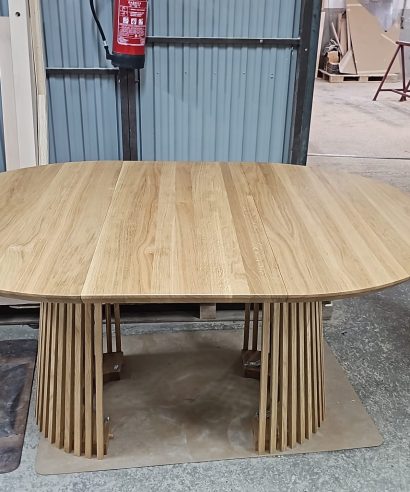Ausziehtisch aus Eichenholz, Minimalistisch Tisch aus Holz, Minimalistisch Tisch aus Eiche, Esstisch, echtes Holz, Tisch, Holztisch, Lofttisch, Holz, massiv Holz, Eichenholz, Holzplatte, Tischplatte, Schreibtisch, Massmöbel, luxus möbel, moderne möbel, designermöbel, design möbel online shop, edle möbel, exklusive Esstische, Exklusive Möbel, Echtholz, Echtholzmöbel, Holztisch aus Eiche, Esstisch aus Eiche, skandinavisch, minimalistisch, Eichentisch mit Lamellen, Ausziehtisch mit Lamellen, Esstisch mit Lamellen