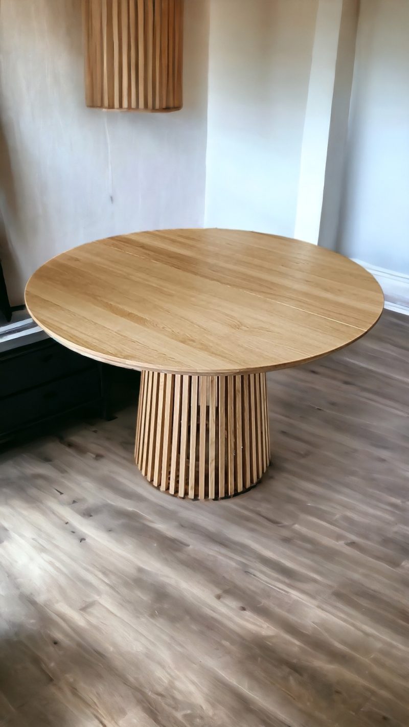 Runder Holztisch aus Eiche, Holztisch aus Eiche, Esstisch, echtes Holz, Tisch, Holztisch, Lofttisch, Holz, massiv Holz, Eichenholz, Holzplatte, Tischplatte, Schreibtisch, Massmöbel, luxus möbel, moderne möbel, designermöbel, design möbel online shop, edle möbel, exklusive Esstische, Exklusive Möbel, Echtholz, Echtholzmöbel, Holztisch aus Eiche, Esstisch aus Eiche, skandinavisch, minimalistisch