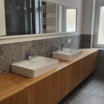 Waschtischschrank aus Eiche, Massivholzmöbel vom Schreiner, Kooperation Massivholzmöbel, glamour, Boho, modern, Art Deco, Esstisch, echtes Holz, Tisch, Holztisch, skandinavisch Design, skandinavisch Tisch, Holz, massiv Holz, Eichenholz, Holzplatte, Tischplatte, Schreibtisch, Massmöbel, luxus möbel, moderne möbel, designermöbel, design möbel online shop, edle möbel, exklusive Esstische, Exklusive Möbel, Echtholz, Echtholzmöbel, Esstisch aus Holz, Tisch aus Holz