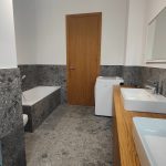 Waschtischschrank aus Eiche, Massivholzmöbel vom Schreiner, Kooperation Massivholzmöbel, glamour, Boho, modern, Art Deco, Esstisch, echtes Holz, Tisch, Holztisch, skandinavisch Design, skandinavisch Tisch, Holz, massiv Holz, Eichenholz, Holzplatte, Tischplatte, Schreibtisch, Massmöbel, luxus möbel, moderne möbel, designermöbel, design möbel online shop, edle möbel, exklusive Esstische, Exklusive Möbel, Echtholz, Echtholzmöbel, Esstisch aus Holz, Tisch aus Holz