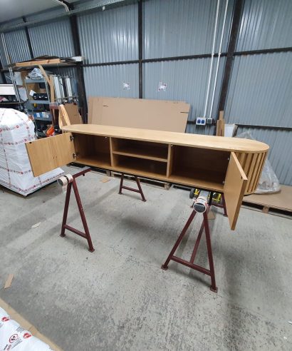 Lamellen, Massivholzmöbel vom Schreiner, Lowboard aus Eichenholz, TV-Schrank, Sideboard, Lowboard, holz Möbel, Möbel vollholz, Möbel holz massiv, Möbel Massivholz, Holzmöbel, Möbel aus Holz, Möbel echtholz, Möbel aus Holz, luxus Möbel, moderne Möbel, designermöbel, design möbel online shop, edle Möbel, Exklusive Möbel, Massmöbel, Industrial, Loft, Holz, massiv Holz, Eichenholz, Holzplatte, Exklusive Möbel, Massivholz, Echtholz, Echtholzmöbel, Mid-Century Möbel, Mid-Century Eiche, luxus möbel, moderne möbel, designermöbel, design möbel online shop, edle möbel, exklusive Medien-Möbel, Exklusive Möbel, Skandinavisch, Massmöbel, echtes Holz, Echtholz, Echtholzmöbel, Lowboard aus Eiche, Massivholzmöbel vom Schreiner, Maßmöbel vom Schreiner, TV-Schrank vom Schreiner, Lowboard vom Schreiner, boho, mid century, skandinavisch, Designer-Nachttisch, Mid-Century, Mid-Century Modern Lowboard, Mid-Century Modern TV-Schrank, Mid-Century Modern, Mid-Century Modern Kommode, Massivholzmöbel nach Maß vom Schreiner