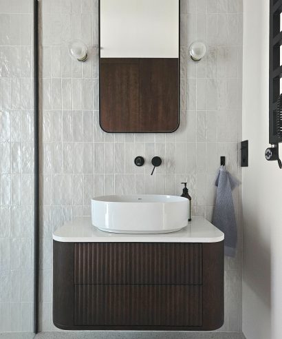 geriffelte Schubladen, geriffelte Fronten, Lamellenfronten, Badezimmerschrank mit Lamellen, Badezimmerschrank aus Konglomerat, Badezimmerschrank aus Stein und Holz, Hängend Waschtisch Waschtisch aus Holz, Waschtischschrank aus Eiche, Massivholzmöbel vom Schreiner, glamour, Boho, modern, Art Deco, echtes Holz, skandinavisch Design, Holz, massiv Holz, Eichenholz, Massmöbel, luxus möbel, moderne möbel, designermöbel, design möbel online shop, edle möbel, Exklusive Möbel, Echtholz, Echtholzmöbel, Waschtischunterschrank aus Eiche, Geriffelte Tür, Schrank mit abgerundeten Seiten, gebogene Seitenm, Badezimmerschrank mit geschwungenen Seiten, geriffelter Badezimmerschrank