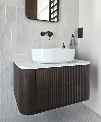 geriffelte Schubladen, geriffelte Fronten, Lamellenfronten, Badezimmerschrank mit Lamellen, Badezimmerschrank aus Konglomerat, Badezimmerschrank aus Stein und Holz, Hängend Waschtisch Waschtisch aus Holz, Waschtischschrank aus Eiche, Massivholzmöbel vom Schreiner, glamour, Boho, modern, Art Deco, echtes Holz, skandinavisch Design, Holz, massiv Holz, Eichenholz, Massmöbel, luxus möbel, moderne möbel, designermöbel, design möbel online shop, edle möbel, Exklusive Möbel, Echtholz, Echtholzmöbel, Waschtischunterschrank aus Eiche, Geriffelte Tür, Schrank mit abgerundeten Seiten, gebogene Seitenm, Badezimmerschrank mit geschwungenen Seiten, geriffelter Badezimmerschrank