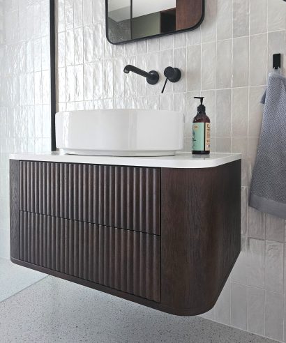 geriffelte Schubladen, geriffelte Fronten, Lamellenfronten, Badezimmerschrank mit Lamellen, Badezimmerschrank aus Konglomerat, Badezimmerschrank aus Stein und Holz, Hängend Waschtisch Waschtisch aus Holz, Waschtischschrank aus Eiche, Massivholzmöbel vom Schreiner, glamour, Boho, modern, Art Deco, echtes Holz, skandinavisch Design, Holz, massiv Holz, Eichenholz, Massmöbel, luxus möbel, moderne möbel, designermöbel, design möbel online shop, edle möbel, Exklusive Möbel, Echtholz, Echtholzmöbel, Waschtischunterschrank aus Eiche, Geriffelte Tür, Schrank mit abgerundeten Seiten, gebogene Seitenm, Badezimmerschrank mit geschwungenen Seiten, geriffelter Badezimmerschrank