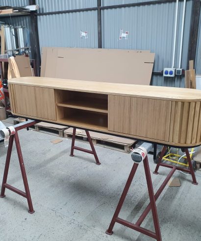 Lamellen, Massivholzmöbel vom Schreiner, Lowboard aus Eichenholz, TV-Schrank, Sideboard, Lowboard, holz Möbel, Möbel vollholz, Möbel holz massiv, Möbel Massivholz, Holzmöbel, Möbel aus Holz, Möbel echtholz, Möbel aus Holz, luxus Möbel, moderne Möbel, designermöbel, design möbel online shop, edle Möbel, Exklusive Möbel, Massmöbel, Industrial, Loft, Holz, massiv Holz, Eichenholz, Holzplatte, Exklusive Möbel, Massivholz, Echtholz, Echtholzmöbel, Mid-Century Möbel, Mid-Century Eiche, luxus möbel, moderne möbel, designermöbel, design möbel online shop, edle möbel, exklusive Medien-Möbel, Exklusive Möbel, Skandinavisch, Massmöbel, echtes Holz, Echtholz, Echtholzmöbel, Lowboard aus Eiche, Massivholzmöbel vom Schreiner, Maßmöbel vom Schreiner, TV-Schrank vom Schreiner, Lowboard vom Schreiner, boho, mid century, skandinavisch, Designer-Nachttisch, Mid-Century, Mid-Century Modern Lowboard, Mid-Century Modern TV-Schrank, Mid-Century Modern, Mid-Century Modern Kommode, Massivholzmöbel nach Maß vom Schreiner