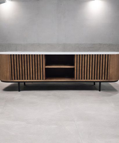 Lamellen, Massivholzmöbel vom Schreiner, Lowboard aus Eichenholz, TV-Schrank, Sideboard, Lowboard, holz Möbel, Möbel vollholz, Möbel holz massiv, Möbel Massivholz, Holzmöbel, Möbel aus Holz, Möbel echtholz, Möbel aus Holz, luxus Möbel, moderne Möbel, designermöbel, design möbel online shop, edle Möbel, Exklusive Möbel, Massmöbel, Industrial, Loft, Holz, massiv Holz, Eichenholz, Holzplatte, Exklusive Möbel, Massivholz, Echtholz, Echtholzmöbel, Mid-Century Möbel, Mid-Century Eiche, luxus möbel, moderne möbel, designermöbel, design möbel online shop, edle möbel, exklusive Medien-Möbel, Exklusive Möbel, Skandinavisch, Massmöbel, echtes Holz, Echtholz, Echtholzmöbel, Lowboard aus Eiche, Massivholzmöbel vom Schreiner, Maßmöbel vom Schreiner, TV-Schrank vom Schreiner, Lowboard vom Schreiner, boho, mid century, skandinavisch, Designer-Nachttisch, Mid-Century, Mid-Century Modern Lowboard, Mid-Century Modern TV-Schrank, Mid-Century Modern, Mid-Century Modern Kommode, Massivholzmöbel nach Maß vom Schreiner