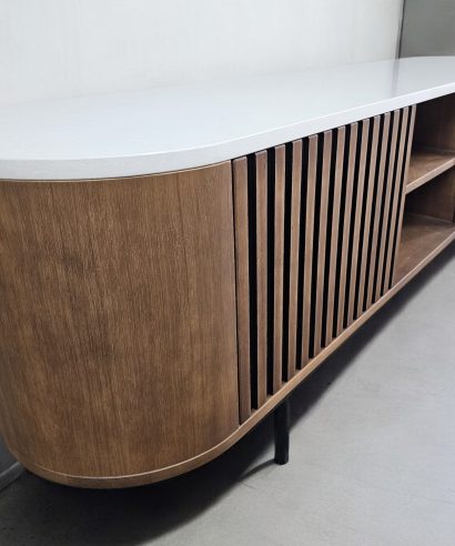Lamellen, Massivholzmöbel vom Schreiner, Lowboard aus Eichenholz, TV-Schrank, Sideboard, Lowboard, holz Möbel, Möbel vollholz, Möbel holz massiv, Möbel Massivholz, Holzmöbel, Möbel aus Holz, Möbel echtholz, Möbel aus Holz, luxus Möbel, moderne Möbel, designermöbel, design möbel online shop, edle Möbel, Exklusive Möbel, Massmöbel, Industrial, Loft, Holz, massiv Holz, Eichenholz, Holzplatte, Exklusive Möbel, Massivholz, Echtholz, Echtholzmöbel, Mid-Century Möbel, Mid-Century Eiche, luxus möbel, moderne möbel, designermöbel, design möbel online shop, edle möbel, exklusive Medien-Möbel, Exklusive Möbel, Skandinavisch, Massmöbel, echtes Holz, Echtholz, Echtholzmöbel, Lowboard aus Eiche, Massivholzmöbel vom Schreiner, Maßmöbel vom Schreiner, TV-Schrank vom Schreiner, Lowboard vom Schreiner, boho, mid century, skandinavisch, Designer-Nachttisch, Mid-Century, Mid-Century Modern Lowboard, Mid-Century Modern TV-Schrank, Mid-Century Modern, Mid-Century Modern Kommode, Massivholzmöbel nach Maß vom Schreiner