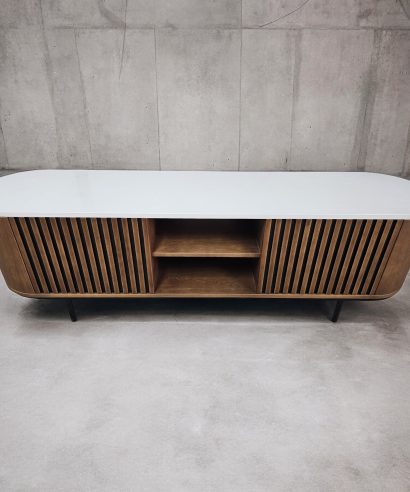 Lamellen, Massivholzmöbel vom Schreiner, Lowboard aus Eichenholz, TV-Schrank, Sideboard, Lowboard, holz Möbel, Möbel vollholz, Möbel holz massiv, Möbel Massivholz, Holzmöbel, Möbel aus Holz, Möbel echtholz, Möbel aus Holz, luxus Möbel, moderne Möbel, designermöbel, design möbel online shop, edle Möbel, Exklusive Möbel, Massmöbel, Industrial, Loft, Holz, massiv Holz, Eichenholz, Holzplatte, Exklusive Möbel, Massivholz, Echtholz, Echtholzmöbel, Mid-Century Möbel, Mid-Century Eiche, luxus möbel, moderne möbel, designermöbel, design möbel online shop, edle möbel, exklusive Medien-Möbel, Exklusive Möbel, Skandinavisch, Massmöbel, echtes Holz, Echtholz, Echtholzmöbel, Lowboard aus Eiche, Massivholzmöbel vom Schreiner, Maßmöbel vom Schreiner, TV-Schrank vom Schreiner, Lowboard vom Schreiner, boho, mid century, skandinavisch, Designer-Nachttisch, Mid-Century, Mid-Century Modern Lowboard, Mid-Century Modern TV-Schrank, Mid-Century Modern, Mid-Century Modern Kommode, Massivholzmöbel nach Maß vom Schreiner