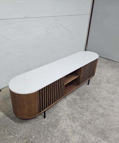Lamellen, Massivholzmöbel vom Schreiner, Lowboard aus Eichenholz, TV-Schrank, Sideboard, Lowboard, holz Möbel, Möbel vollholz, Möbel holz massiv, Möbel Massivholz, Holzmöbel, Möbel aus Holz, Möbel echtholz, Möbel aus Holz, luxus Möbel, moderne Möbel, designermöbel, design möbel online shop, edle Möbel, Exklusive Möbel, Massmöbel, Industrial, Loft, Holz, massiv Holz, Eichenholz, Holzplatte, Exklusive Möbel, Massivholz, Echtholz, Echtholzmöbel, Mid-Century Möbel, Mid-Century Eiche, luxus möbel, moderne möbel, designermöbel, design möbel online shop, edle möbel, exklusive Medien-Möbel, Exklusive Möbel, Skandinavisch, Massmöbel, echtes Holz, Echtholz, Echtholzmöbel, Lowboard aus Eiche, Massivholzmöbel vom Schreiner, Maßmöbel vom Schreiner, TV-Schrank vom Schreiner, Lowboard vom Schreiner, boho, mid century, skandinavisch, Designer-Nachttisch, Mid-Century, Mid-Century Modern Lowboard, Mid-Century Modern TV-Schrank, Mid-Century Modern, Mid-Century Modern Kommode, Massivholzmöbel nach Maß vom Schreiner