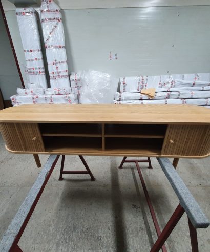 TV-Schrank, Sideboard, Lowboard, holz Möbel, Möbel vollholz, Möbel holz massiv, Möbel Massivholz, Holzmöbel, Möbel aus Holz, Möbel echtholz, Möbel aus Holz, luxus Möbel, moderne Möbel, designermöbel, design möbel online shop, edle Möbel, Exklusive Möbel, Skandinavisch, Massmöbel, Industrial, Loft, Holz, massiv Holz, Eichenholz, Holzplatte, Exklusive Möbel, Massivholz, Echtholz, Echtholzmöbel, Mid-Century, aus Lamellen