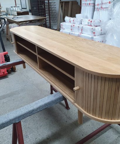 TV-Schrank, Sideboard, Lowboard, holz Möbel, Möbel vollholz, Möbel holz massiv, Möbel Massivholz, Holzmöbel, Möbel aus Holz, Möbel echtholz, Möbel aus Holz, luxus Möbel, moderne Möbel, designermöbel, design möbel online shop, edle Möbel, Exklusive Möbel, Skandinavisch, Massmöbel, Industrial, Loft, Holz, massiv Holz, Eichenholz, Holzplatte, Exklusive Möbel, Massivholz, Echtholz, Echtholzmöbel, Mid-Century, aus Lamellen