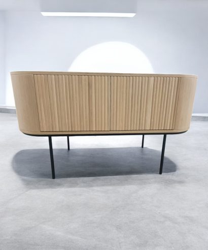 Waschtisch aus Holz, Waschtischschrank aus Eiche, Massivholzmöbel vom Schreiner, glamour, Boho, modern, Art Deco, echtes Holz, skandinavisch Design, Holz, massiv Holz, Eichenholz, Massmöbel, luxus möbel, moderne möbel, designermöbel, design möbel online shop, edle möbel, Exklusive Möbel, Echtholz, Echtholzmöbel, Waschtischunterschrank aus Eiche, Geriffelte Tür, Schrank mit abgerundeten Seiten, gebogene Seitenm, Badezimmerschrank mit geschwungenen Seiten, geriffelter Badezimmerschrank