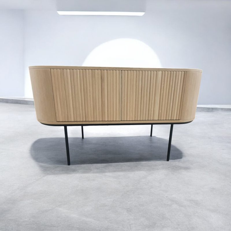 Waschtisch aus Holz, Waschtischschrank aus Eiche, Massivholzmöbel vom Schreiner, glamour, Boho, modern, Art Deco, echtes Holz, skandinavisch Design, Holz, massiv Holz, Eichenholz, Massmöbel, luxus möbel, moderne möbel, designermöbel, design möbel online shop, edle möbel, Exklusive Möbel, Echtholz, Echtholzmöbel, Waschtischunterschrank aus Eiche, Geriffelte Tür, Schrank mit abgerundeten Seiten, gebogene Seitenm, Badezimmerschrank mit geschwungenen Seiten, geriffelter Badezimmerschrank