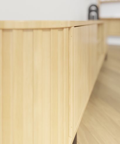 Lamellen, Massivholzmöbel vom Schreiner, Lowboard aus Eichenholz, TV-Schrank, Sideboard, Lowboard, holz Möbel, Möbel vollholz, Möbel holz massiv, Möbel Massivholz, Holzmöbel, Möbel aus Holz, Möbel echtholz, Möbel aus Holz, luxus Möbel, moderne Möbel, designermöbel, design möbel online shop, edle Möbel, Exklusive Möbel, Massmöbel, Industrial, Loft, Holz, massiv Holz, Eichenholz, Holzplatte, Exklusive Möbel, Massivholz, Echtholz, Echtholzmöbel, Mid-Century Möbel, Mid-Century Eiche, luxus möbel, moderne möbel, designermöbel, design möbel online shop, edle möbel, exklusive Medien-Möbel, Exklusive Möbel, Skandinavisch, Massmöbel, echtes Holz, Echtholz, Echtholzmöbel, Lowboard aus Eiche, Massivholzmöbel vom Schreiner, Maßmöbel vom Schreiner, TV-Schrank vom Schreiner, Lowboard vom Schreiner, boho, mid century, skandinavisch, Designer-Nachttisch, Mid-Century, Mid-Century Modern Lowboard, Mid-Century Modern TV-Schrank, Mid-Century Modern, Mid-Century Modern Kommode, Massivholzmöbel nach Maß vom Schreiner